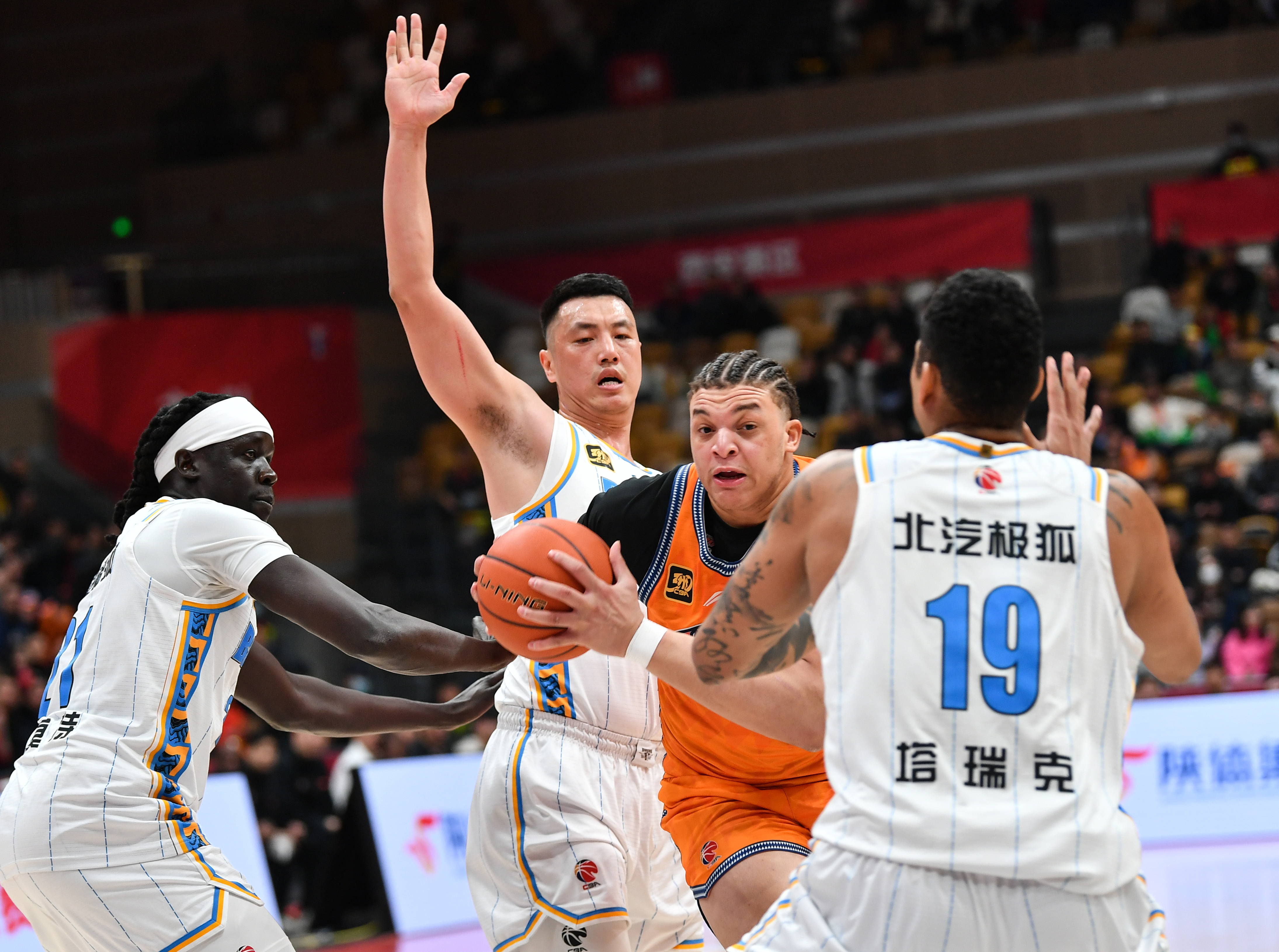 上海久事迎NBA常规赛关键赛，赛前单刀错失，底气十足，年轻球员得到机会 -九游体育平台